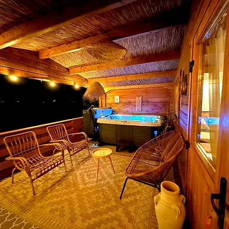 Cozy Mediterranean Style Chalet With Private Jacuzzi And Garden Between Amsterdam Haarlem And Schiphol Airport 別荘 Vijfhuizen